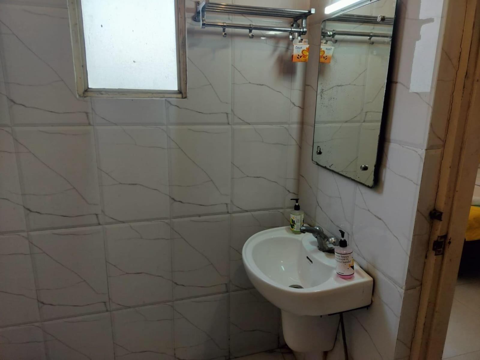 Hotel Global Inn -1 Km From Railway Station - Lift Food And Free Parking Lucknow Habitación foto