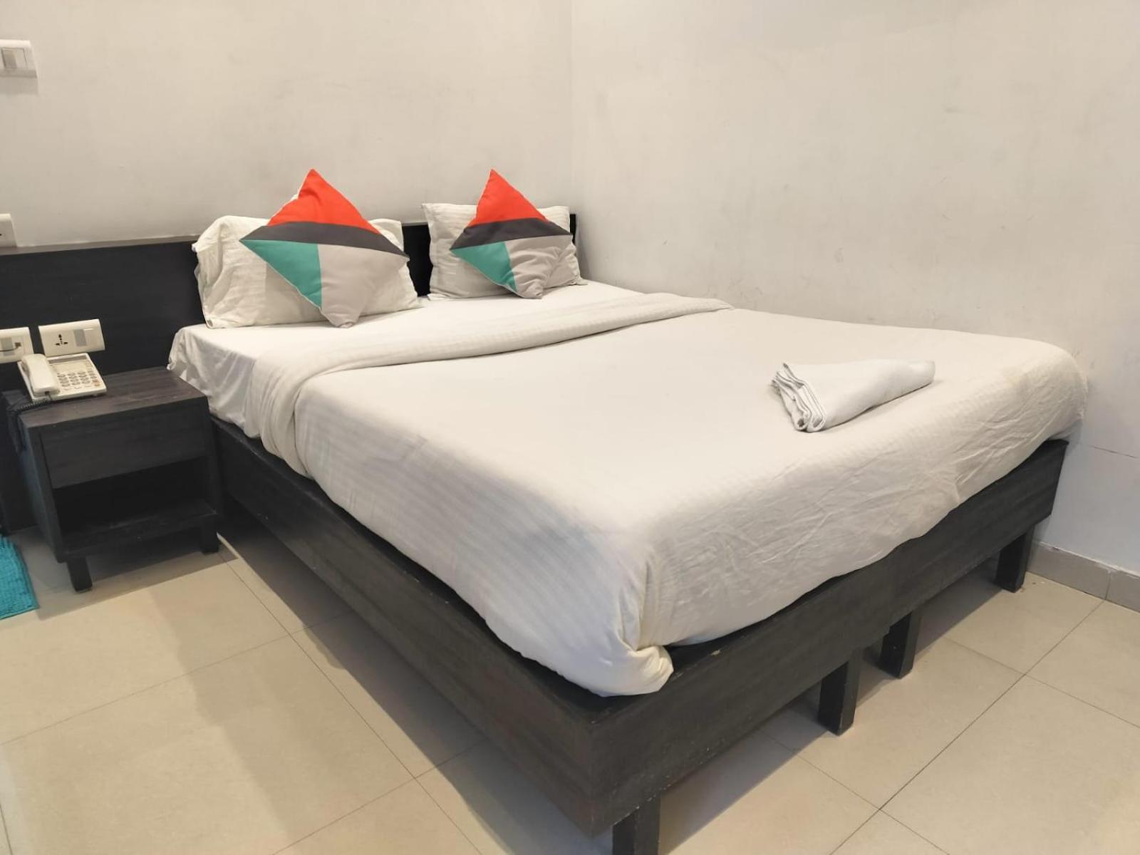 Hotel Global Inn -1 Km From Railway Station - Lift Food And Free Parking Lucknow Habitación foto