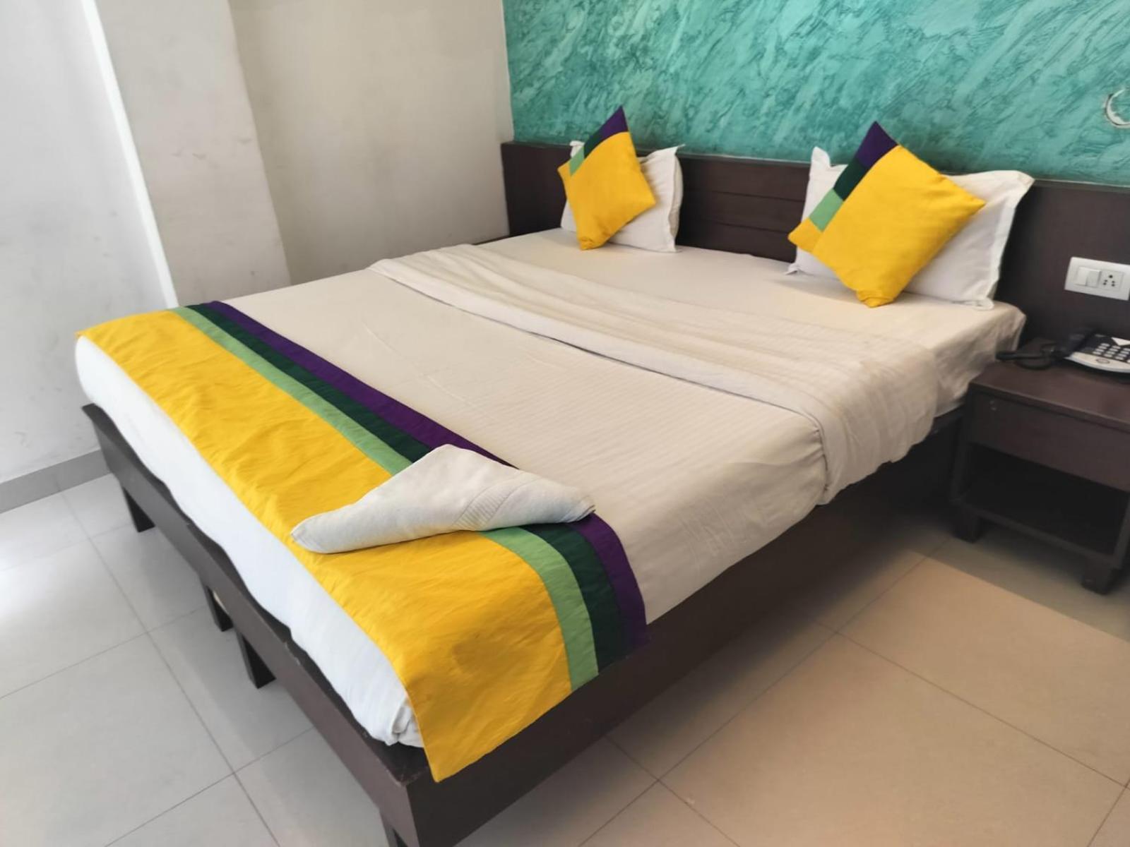 Hotel Global Inn -1 Km From Railway Station - Lift Food And Free Parking Lucknow Habitación foto